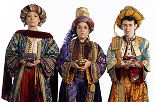 The Goes Wrong Show. Image shows from L to R: Vanessa (Bryony Corrigan), Annie (Nancy Zamit), Dennis (Jonathan Sayer)