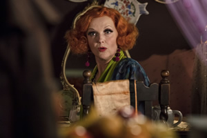 Good Omens. Madame Tracy (Miranda Richardson)