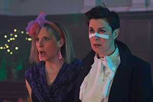 Hitmen. Image shows from L to R: Jamie (Mel Giedroyc), Fran (Sue Perkins). Copyright: Tiger Aspect Productions