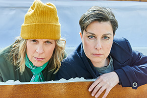 Hitmen. Image shows from L to R: Jamie (Mel Giedroyc), Fran (Sue Perkins). Copyright: Tiger Aspect Productions