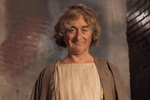 Plebs. Daedalus Greco (Tony Robinson). Copyright: RISE Films