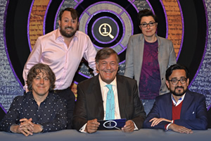 QI. Image shows from L to R: Alan Davies, David Mitchell, Stephen Fry, Sue Perkins, Sami Shah. Copyright: TalkbackThames