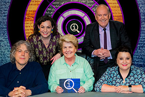 QI. Image shows from L to R: Alan Davies, Jessica Fostekew, Sandi Toksvig, Gyles Brandreth, Susan Calman