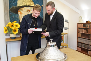 Taskmaster. Image shows from L to R: Joe Lycett, Alex Horne. Copyright: Avalon Television