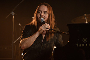 Upright. Lucky Flynn (Tim Minchin)