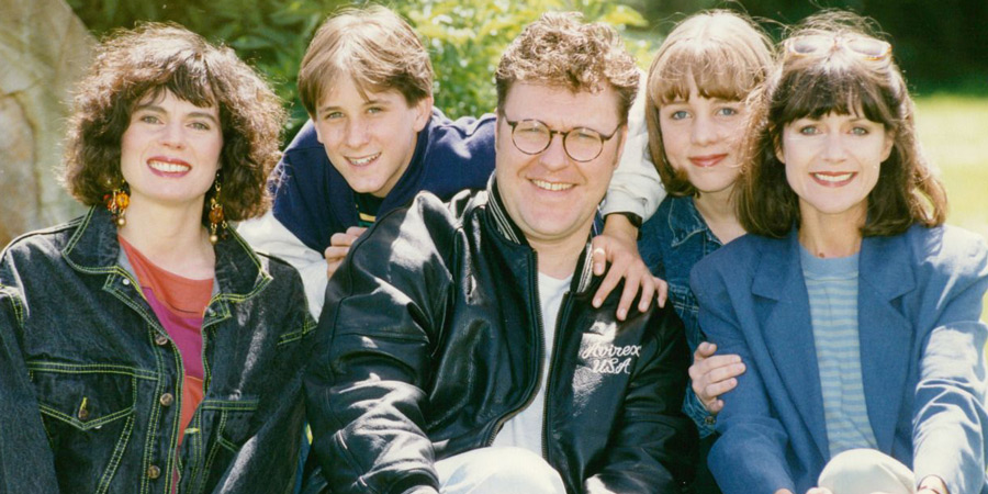 2point4 Children. Image shows from L to R: Rona (Julia Hills), David (John Pickard), Ben (Gary Olsen), Jenny (Clare Buckfield), Bill (Belinda Lang). Copyright: Rex