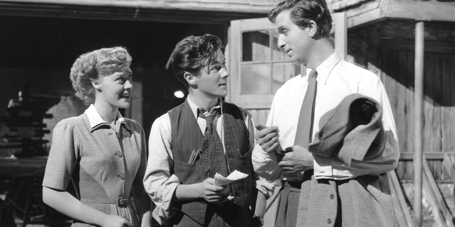 All Over The Town. Image shows from L to R: Beryl Hopper (Eleanor Summerfield), Gerald Vane (Cyril Cusack), Nathaniel Hearn (Norman Wooland). Copyright: ITV Studios