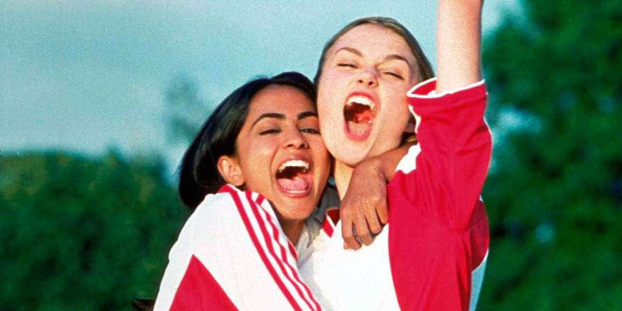 Bend It Like Beckham. Image shows from L to R: Jess Bhamra (Parminder Nagra), Jules Paxton (Keira Knightley)