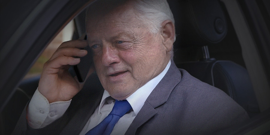 Chariot. Len Lewys-Jones (Robert Pugh)