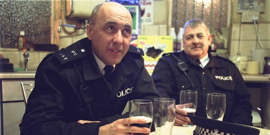 Early Doors. Image shows from L to R: Phil (James Quinn), Nige (Peter Wight). Copyright: Phil McIntyre Entertainment