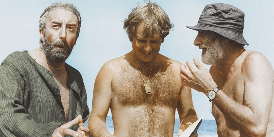 Ghost In The Noonday Sun. Image shows from L to R: Peter Sellers, Peter Medak, Spike Milligan