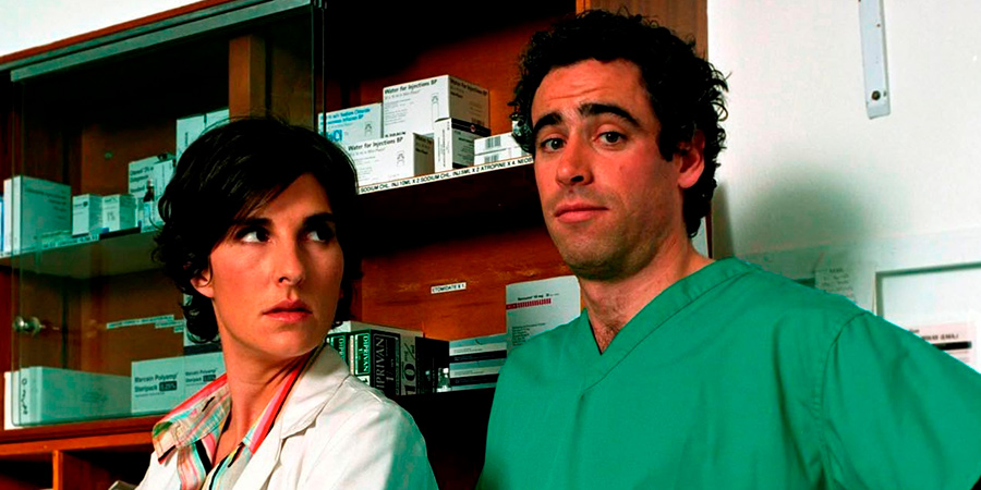 Green Wing. Image shows from L to R: Caroline Todd (Tamsin Greig), Guy Secretan (Stephen Mangan). Copyright: Talkback Productions