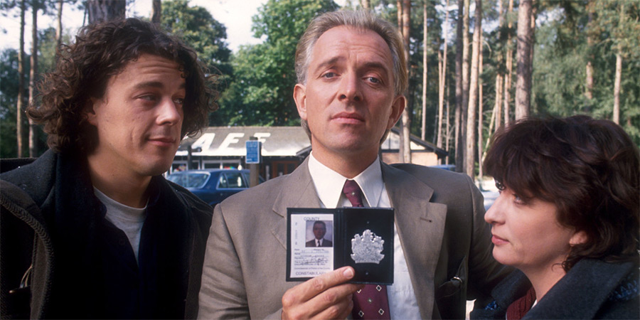 Jonathan Creek. Image shows left to right: Jonathan Creek (Alan Davies), D.I. Gideon Pryke (Rik Mayall), Maddy Magellan (Caroline Quentin)