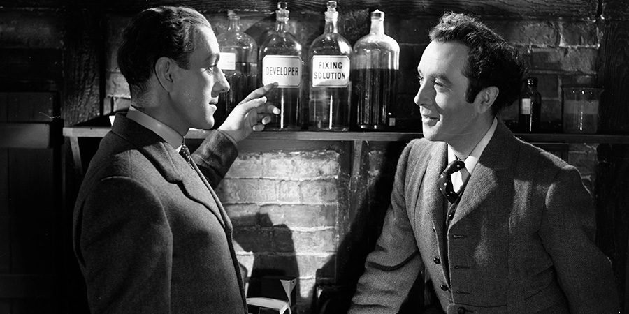 Kind Hearts And Coronets. Image shows left to right: Young Henry D'Ascoyne (Alec Guinness), Louis Mazzini (Dennis Price). Credit: Ealing Studios