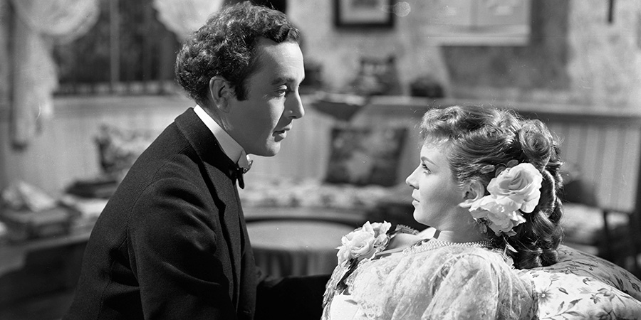 Kind Hearts And Coronets. Image shows left to right: Louis Mazzini (Dennis Price), Sibella Holland (Joan Greenwood). Credit: Ealing Studios