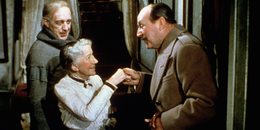 The Ladykillers. Image shows from L to R: Professor Marcus (Alec Guinness), Louisa Alexandra Wilberforce (Katie Johnson), Major Claude Courtney (Cecil Parker). Copyright: Ealing Studios