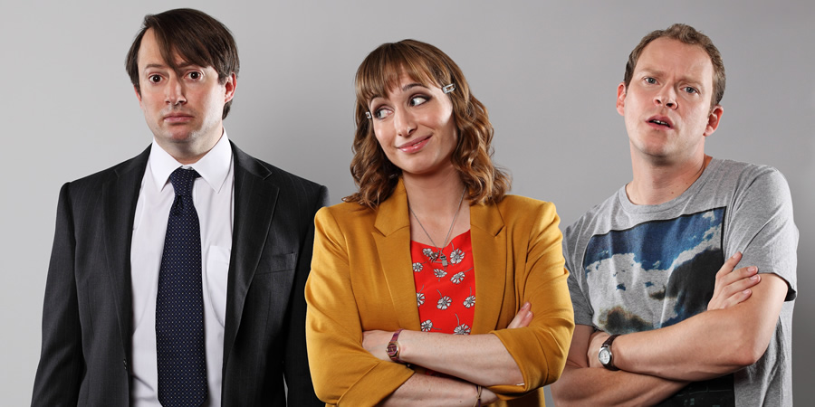 Peep Show. Image shows from L to R: Mark Corrigan (David Mitchell), Dobby (Isy Suttie), Jeremy Usbourne (Robert Webb). Copyright: Objective Productions