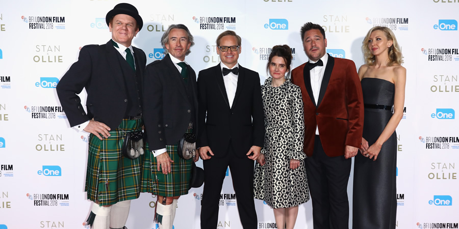 Stan & Ollie. Image shows from L to R: Oliver Hardy (John C. Reilly), Stan Laurel (Steve Coogan), Jon S. Baird, Lucille Hardy (Shirley Henderson), Bernard Delfont (Rufus Jones), Ida Kitaeva Laurel (Nina Arianda)