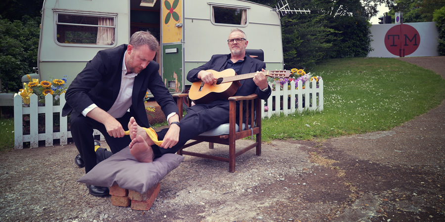 Taskmaster. Image shows from L to R: Alex Horne, Greg Davies. Copyright: Avalon Television