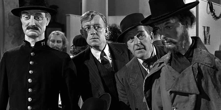 The Lavender Hill Mob. Image shows left to right: Holland (Alec Guinness), Pendlebury (Stanley Holloway). Credit: STUDIOCANAL