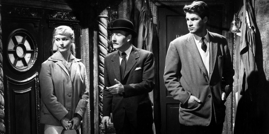 The Smallest Show On Earth. Image shows from L to R: Jean Spenser (Virginia McKenna), Robin Carter (Leslie Phillips), Matt Spenser (Bill Travers)