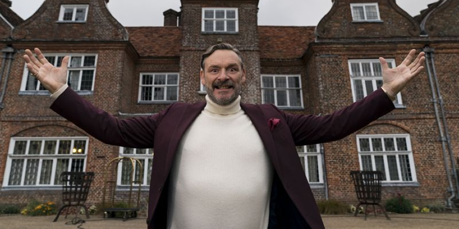 Truth Seekers. Dr Peter Toynbee (Julian Barratt)