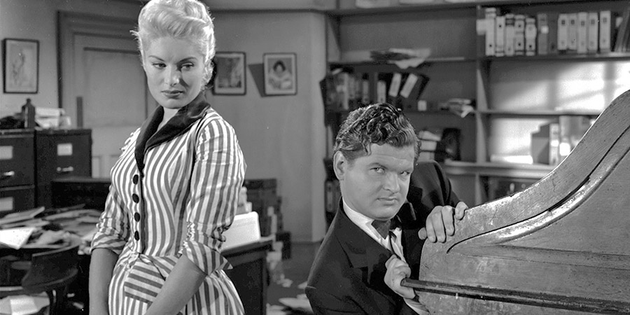 Who Done It?. Image shows from L to R: Frankie Mayne (Belinda Lee), Hugo Dill (Benny Hill). Copyright: STUDIOCANAL