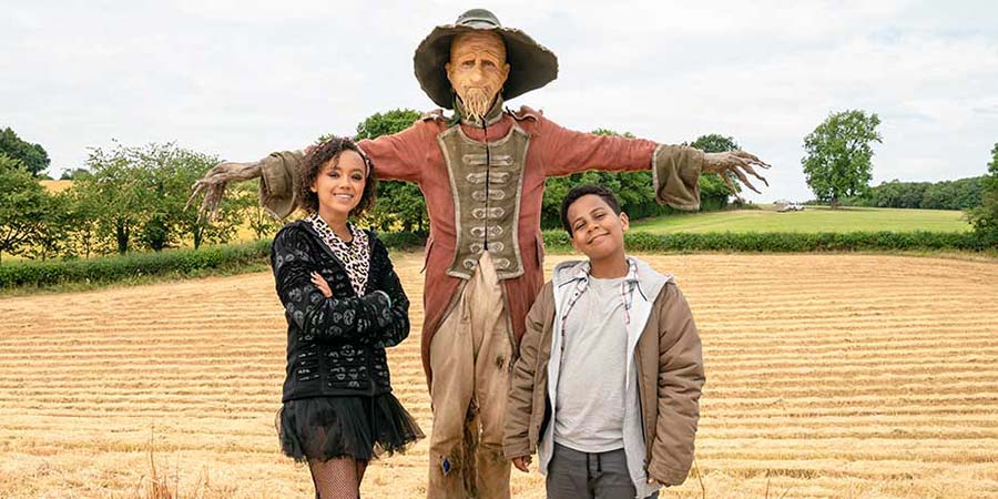 Worzel Gummidge. Image shows from L to R: Susan (India Brown), Worzel (Mackenzie Crook), John (Thierry Wickens). Copyright: Lola Entertainment