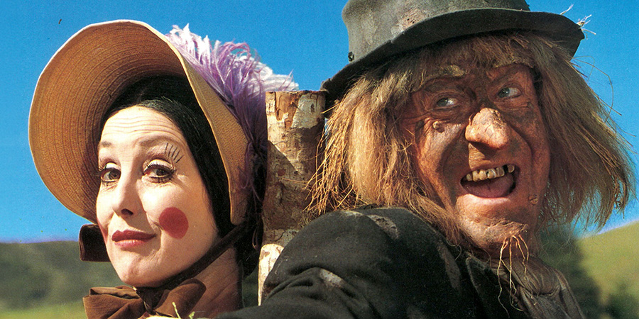 Worzel Gummidge Down Under. Image shows from L to R: Worzel Gummidge (Jon Pertwee), Aunt Sally (Una Stubbs)