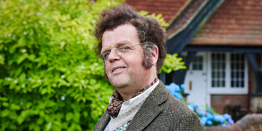 Worzel Gummidge. Mr Wheelturn - The Alderman (Toby Jones)