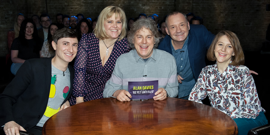 Alan Davies: As Yet Untitled. Image shows from L to R: Tom Rosenthal, Lizzie Roper, Alan Davies, Bob Mortimer, Gemma Whelan. Copyright: Phil McIntyre Entertainment