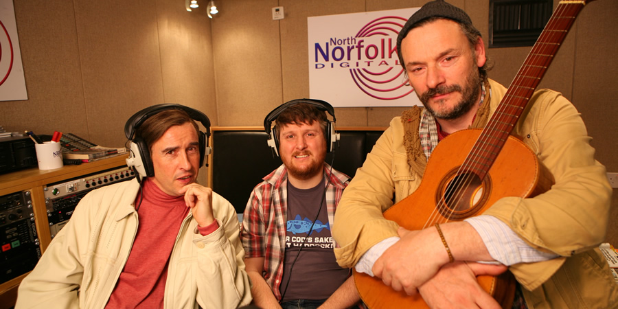 Mid Morning Matters With Alan Partridge. Image shows from L to R: Alan Partridge (Steve Coogan), Sidekick Simon (Tim Key), Blackbird Goodbrooke (Julian Barratt). Copyright: Baby Cow Productions