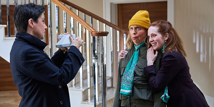 Hitmen. Image shows from L to R: Fran (Sue Perkins), Jamie (Mel Giedroyc), Kat (Katherine Parkinson). Copyright: Tiger Aspect Productions