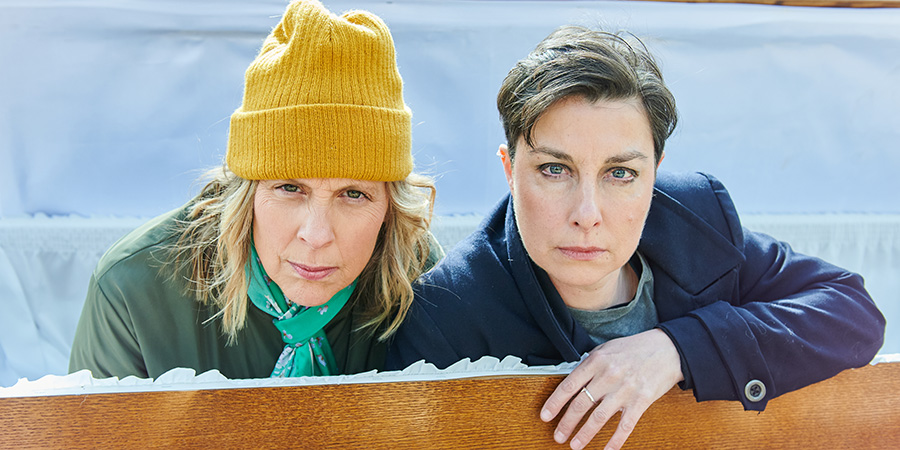 Hitmen. Image shows from L to R: Jamie (Mel Giedroyc), Fran (Sue Perkins). Copyright: Tiger Aspect Productions