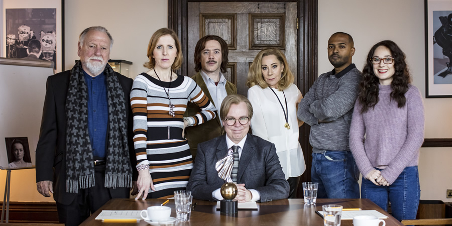 Inside No. 9. Image shows from L to R: Rupert Dennis (Kenneth Cranham), June Bright (Fenella Woolgar), Clive Carol (Reece Shearsmith), Giles Grindlay-Orme (Steve Pemberton), Paula (Zoë Wanamaker), Gordon Norris (Noel Clarke), Jackie (Phoebe Sparrow). Copyright: BBC