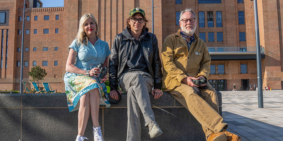 Painting Birds With Jim And Nancy Moir. Image shows left to right: Nancy Sorrell, Justin Hawkins, Vic Reeves