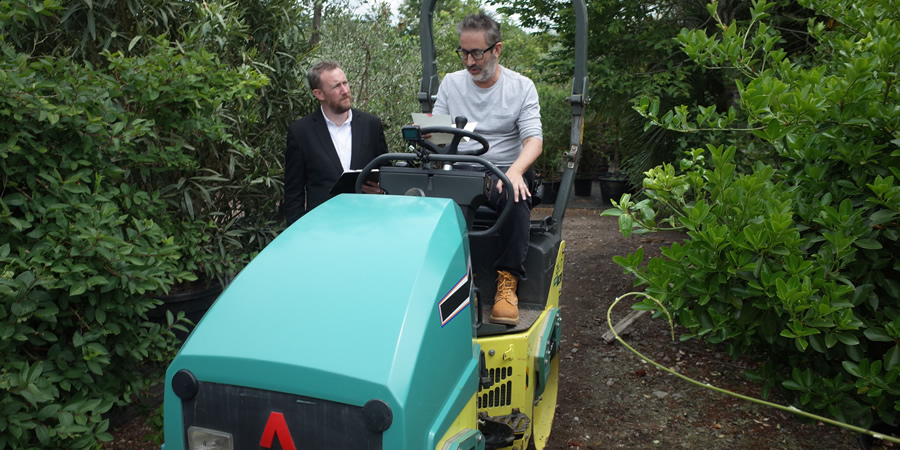 Taskmaster. Image shows from L to R: Alex Horne, David Baddiel. Copyright: Avalon Television