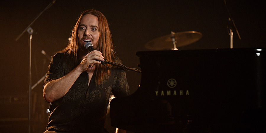 Upright. Lucky Flynn (Tim Minchin)