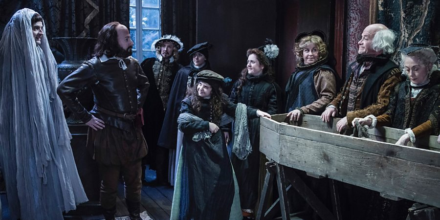 Upstart Crow. Image shows from L to R: Kempe (Spencer Jones), Will Shakespeare (David Mitchell), Marlowe (Tim Downie), Kate (Gemma Whelan), Judith (Rosanna Beacock), Susanna (Helen Monks), Anne Hathaway (Liza Tarbuck), John Shakespeare (Harry Enfield), Mary Arden (Paula Wilcox). Copyright: BBC