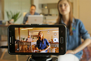 Cameraphone filming. Image by Fernando Aguirre Guzmán from Pixabay