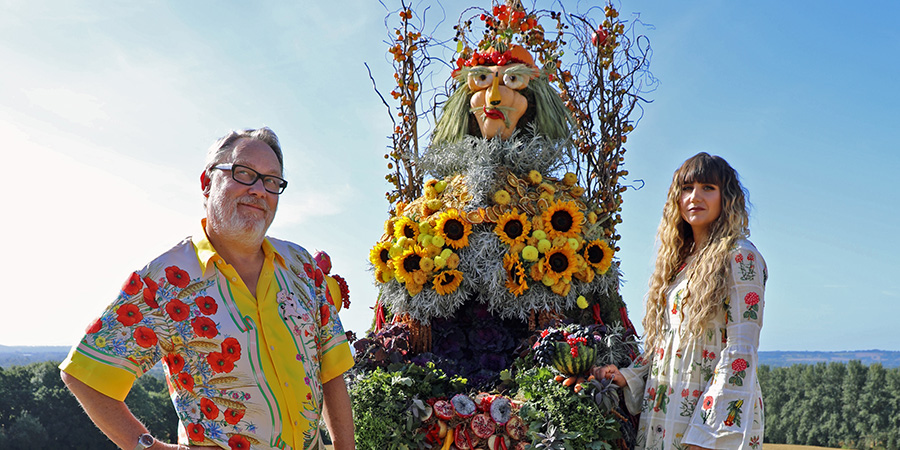 Image shows from L to R: Vic Reeves, Natasia Demetriou