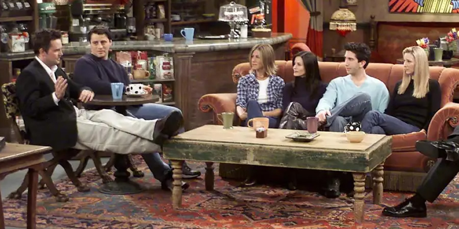 Friends. Image shows from L to R: Matthew Perry, Matt LeBlanc, Jennifer Aniston, Courteney Cox, David Schwimmer, Lisa Kudrow