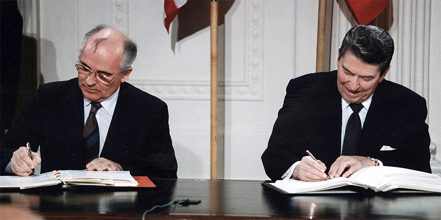 Gorbachev and Reagan sign the INF Treaty