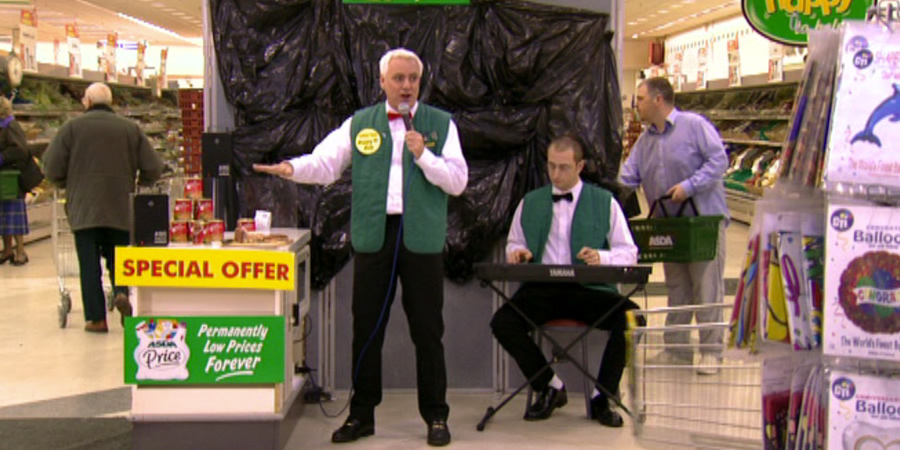 Phoenix Nights. Image shows from L to R: Jerry St. Clair (Dave Spikey), Alan Johnson (Steve Edge)