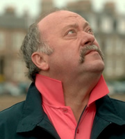 Bob Servant. Jim 'Hendo' Henderson (Alex Norton). Copyright: BBC