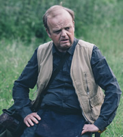 Detectorists. Lance Stater (Toby Jones). Copyright: Channel X / Lola Entertainment