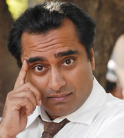 Mumbai Calling. Kenny Gupta (Sanjeev Bhaskar). Copyright: Allan McKeown Presents