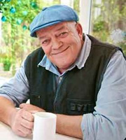 The Spa. Eric (Tim Healy). Copyright: Tiger Aspect Productions