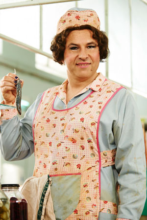 Billionaire Boy. Mrs. Trafe (David Walliams). Copyright: King Bert Productions