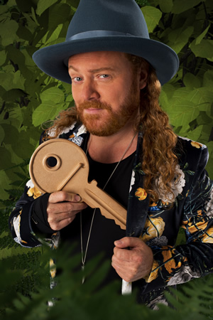 Through The Keyhole. Leigh Francis. Copyright: Talkback